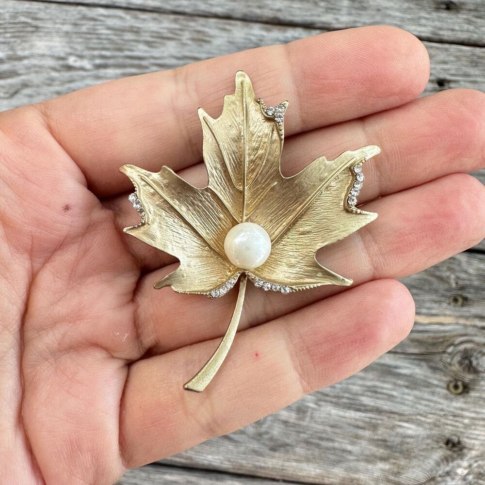 Vintage Jewelry Gold Tone Leaf with faux pearl and rhinestones